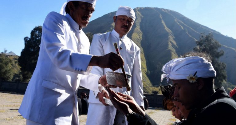 Yadnya Kasada Kembali Digelar di Tengah Lautan Pasir Bromo