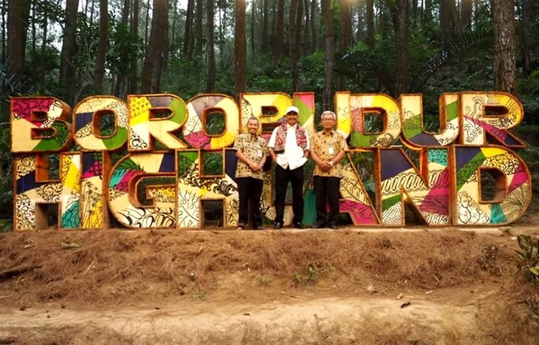 Menpar Kunjungi Digital Destination De’Loano Glamorous Glamping