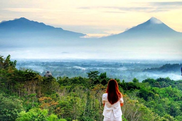 Pesona Sunrise Bukit Punthuk Setumbu Yang Memikat Wisatawan