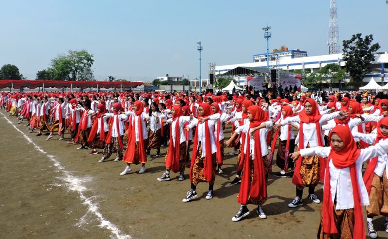 Ribuan Pelajar Kota Bandung Pecahkan Rekor Permainan Tradisional