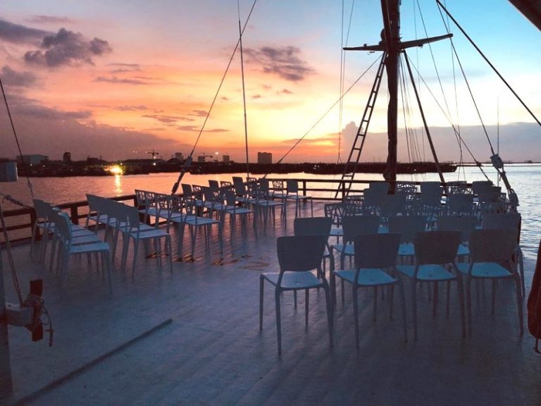Menikmati Sunset Jakarta Dari Atas Kapal Phinisi
