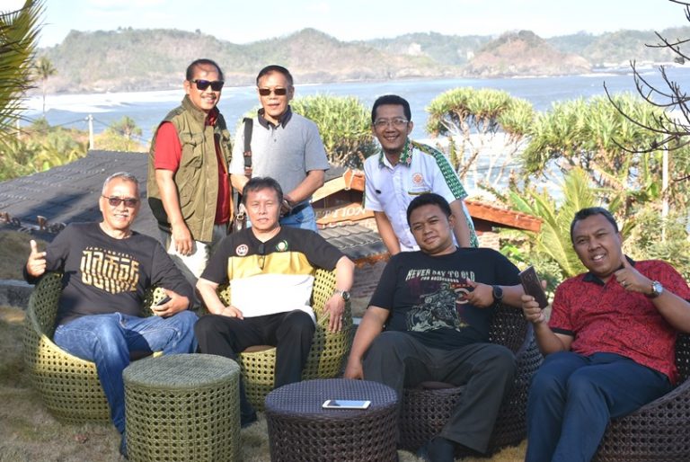 Menikmati Deburan Ombak Dari Ketinggian Karapyak Glamping