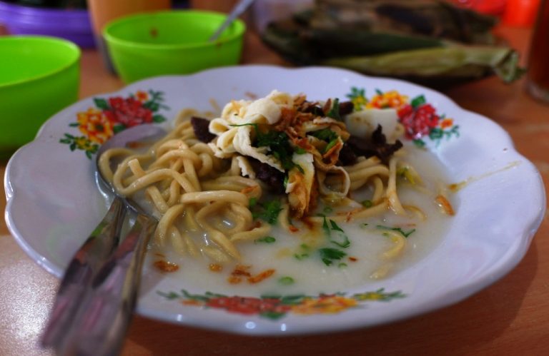 Cari Sarapan di Jambi? Cobalah Mie Celor Legendaris