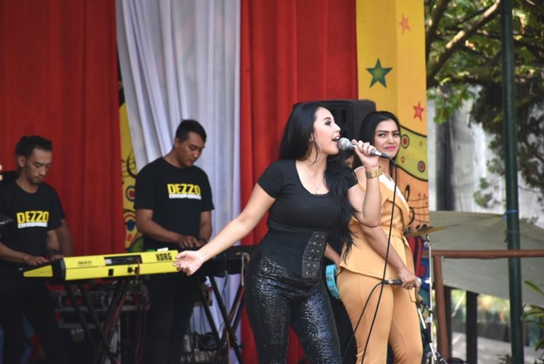 Video: Musik Dangdut Iringi Lomba Panjat Pinang