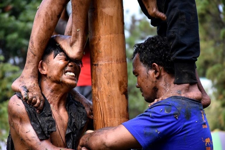 Serunya,Lomba Panjat Pinang Di Sari Ater