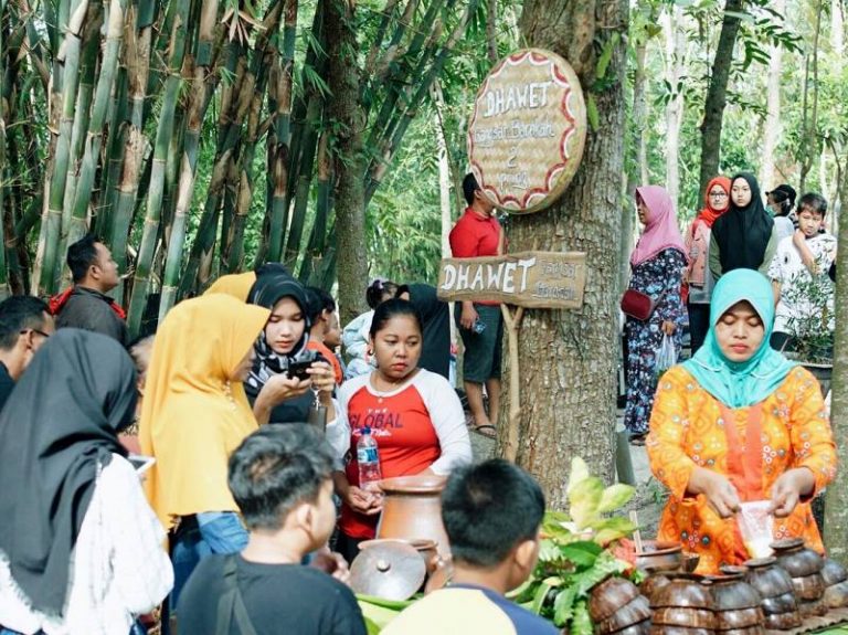 Uniknya Pasar Kalangon, Belanja Aneka Kuliner Cukup Dengan Uang Bambu