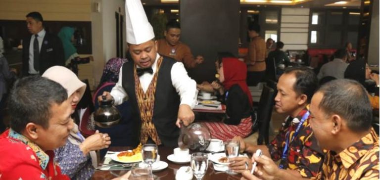 Ketika CEO Hotel Mengantar Langsung Makanan Kepada Tamu