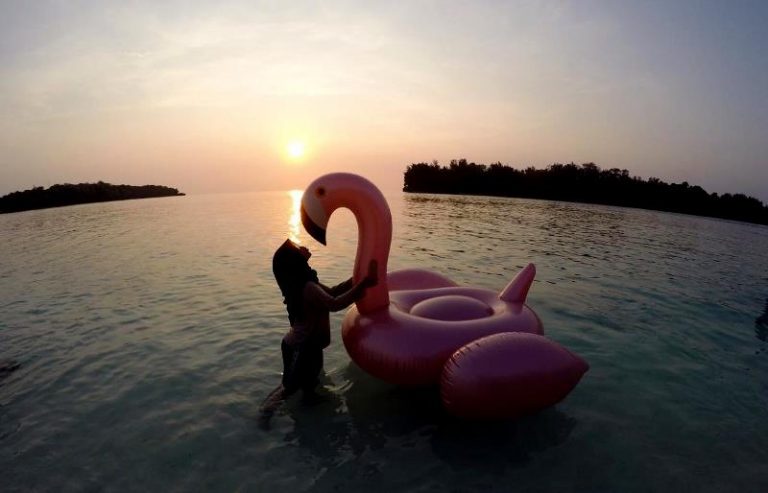 Menikmati Sunset di Pulau Tak Berpenghuni