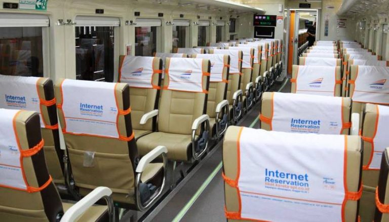 Senang Naik Kereta? Nih Tips Pilih Tempat Duduk Terbaik!