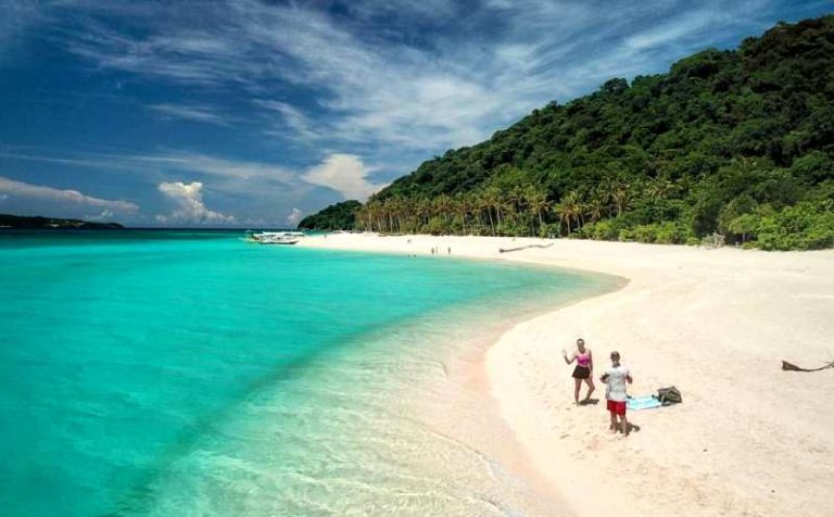 Jangan Coba-coba Pakai Bikini Di Pantai Borocay