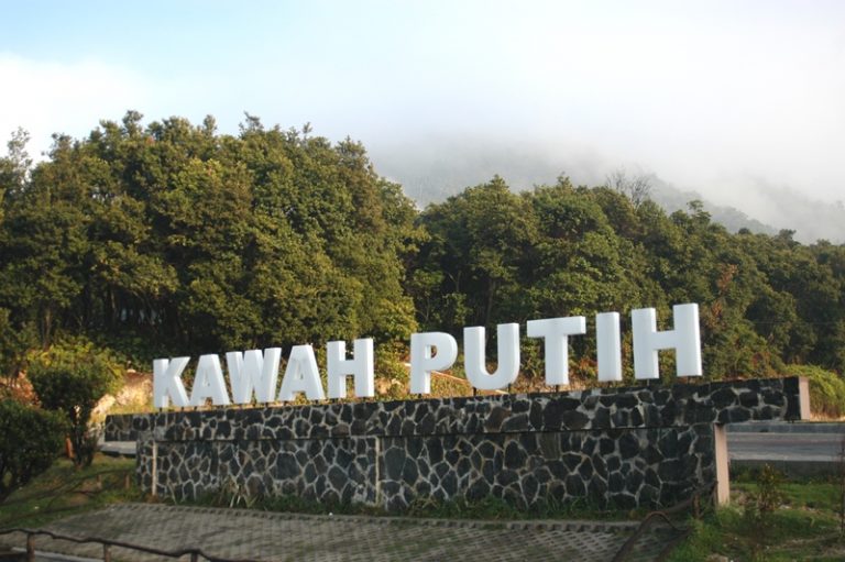 Kawah Putih Dibuka Kembali Setelah Api Terkendali
