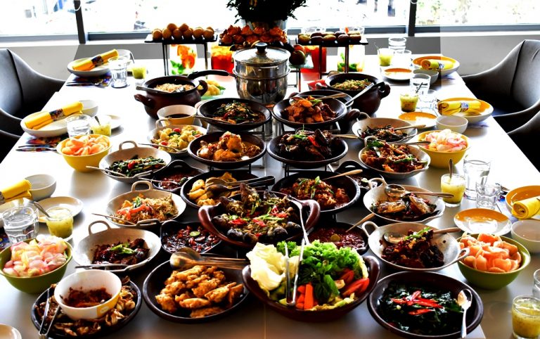 Makan Ramai-ramai Lebih Seru dengan Paket Botram di Yello Hotel Paskal Bandung