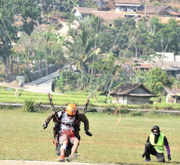 Ratusan Pilot Paralayang Siap Berlaga di  Sumedang