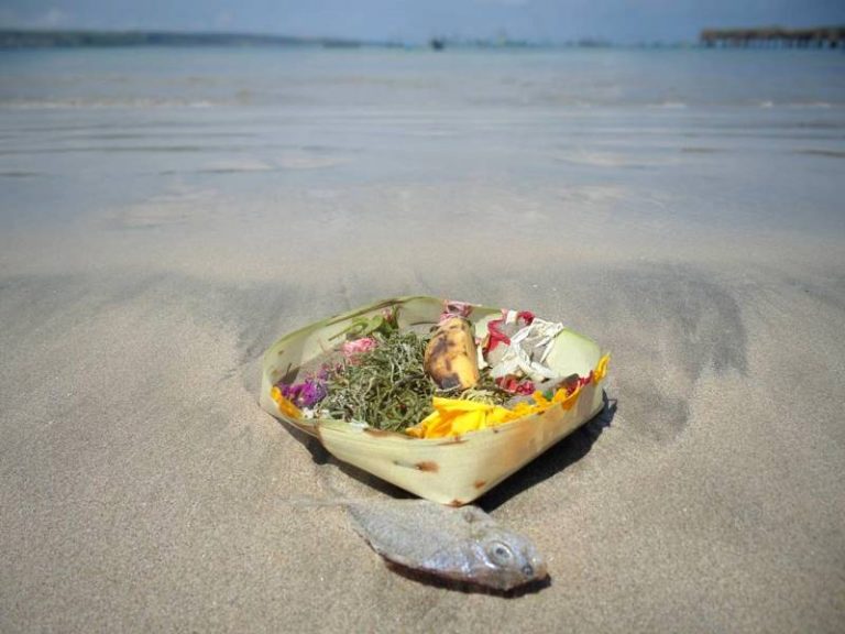 Jangan Coba Menginjak Sajen di Bali, Ini Akibatnya
