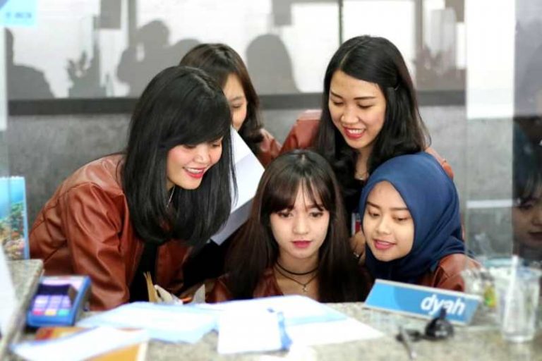 Layanan Konvensional BCA Mulai Berkurang