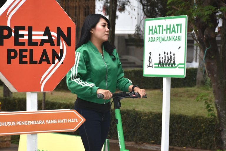 Mulai Hari Ini Sekuter Listrik ke Jalan Raya Kena Denda Rp 250 Ribu