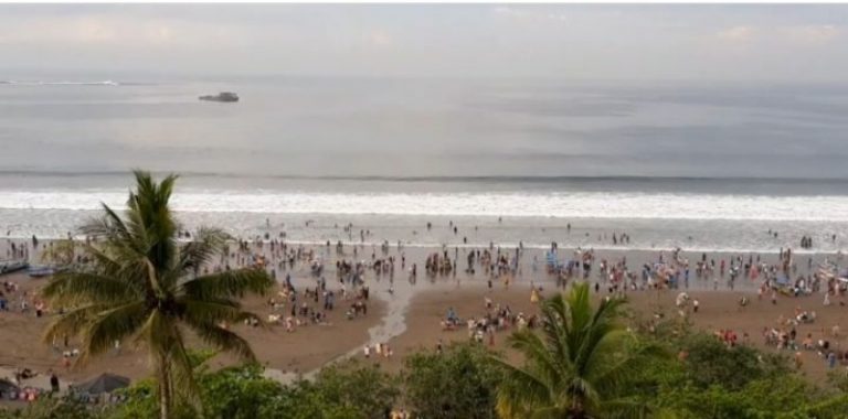 Pantai Pangandaran Mulai Dipadati Pengunjung
