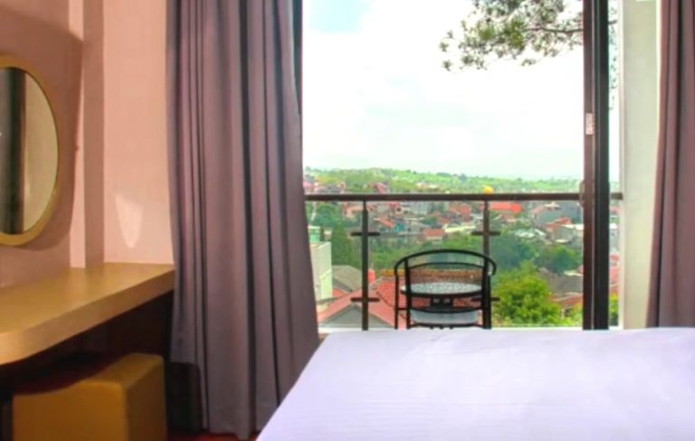 Video: Are You and I Bed and Breakfast Mulai Beroperasi