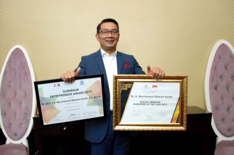 Ridwan Kamil,Raih Gubernur Entrepreneur Award dan Marketeer of The Year 2019