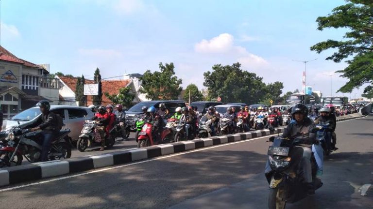 Foto: Jembatan Pasopati Bandung Mulai Dipadati Kendaraan
