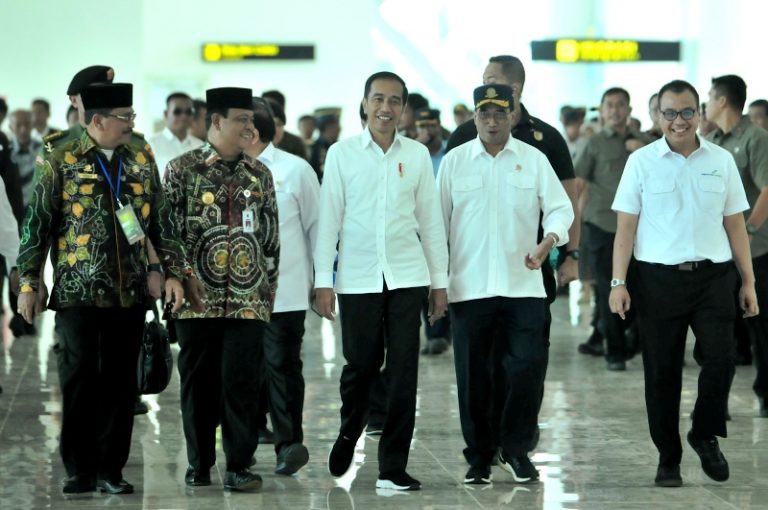 Jokowi Resmikan Terminal Baru Bandara Syamsudin Noor