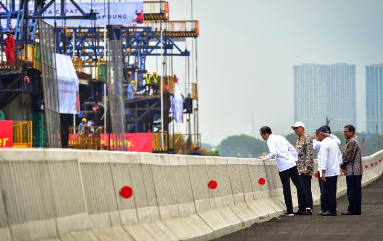 Jokowi Optimistis Kereta Cepat Jakarta-Bandung dan LRT Selesai Akhir 2021
