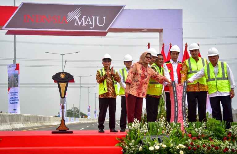 Jokowi Resmikan Jalan Tol Layang Jakarta-Cikampek