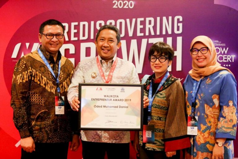 Fokus Dongkrak Pariwisata, Wali Kota Bandung Raih Penghargaan Markplus