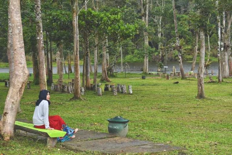 Menikmati Kesejukan Danau Tambing Poso