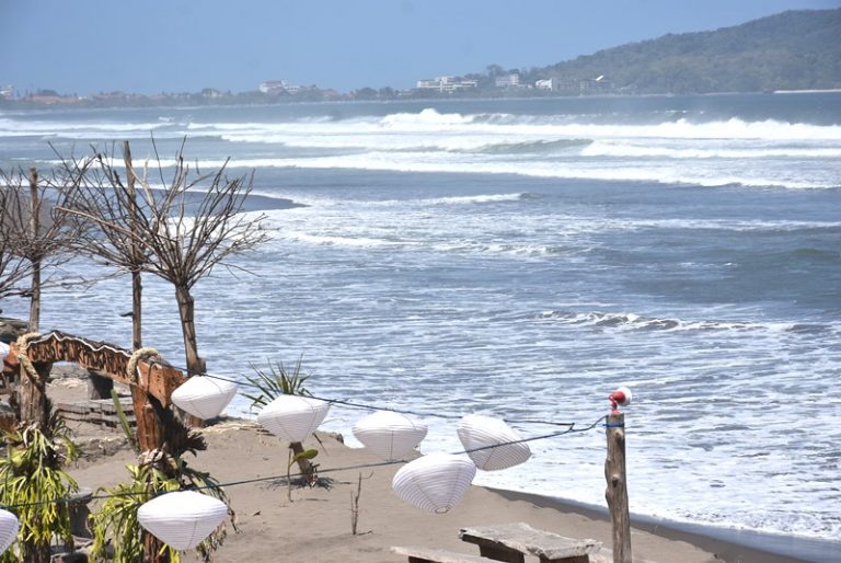 Pantai Pangandaran Bersalin Rupa Seperti Hawaii