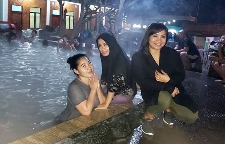 Tren Anak Muda Medan, Berendam Air Panas Tengah Malam