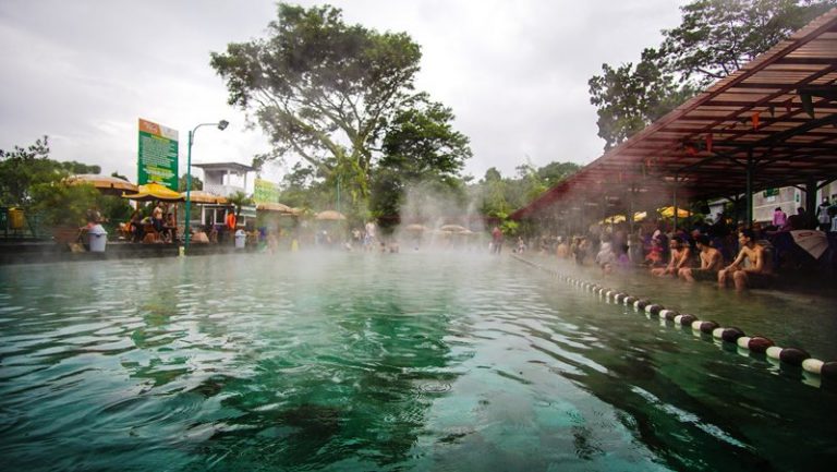 Manfaat Berendam di Kolam Air Panas Alami