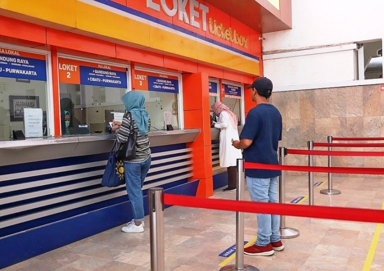 KAI Kurangi Jadwal dan Kembalikan Penuh Tiket Kereta Api