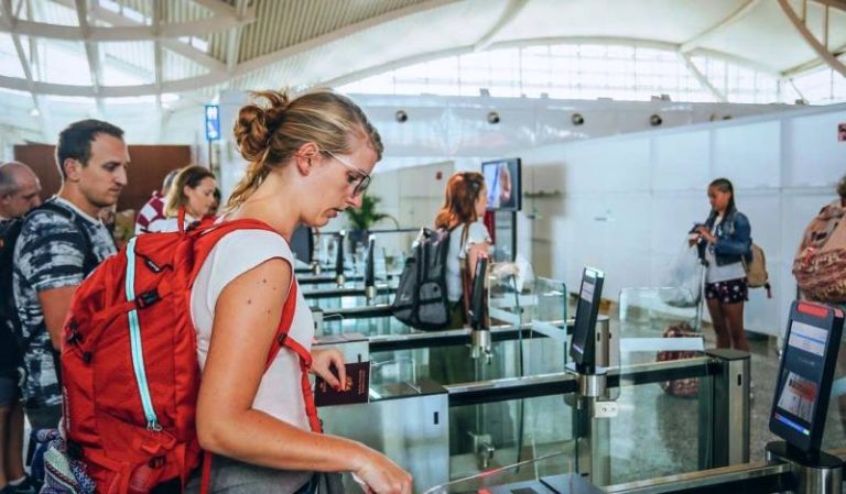 Pemerintah Indonesia Larang WNA Masuk atau Transit
