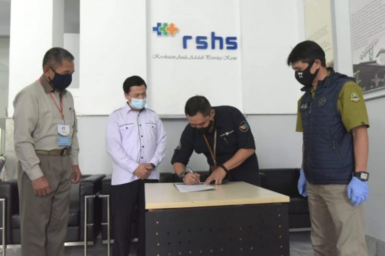Jabar Quick Respon Serahkan Bantuan Ribuan APD ke RSHS