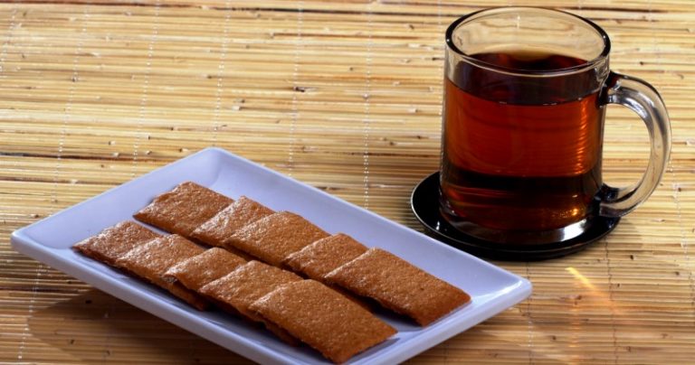 Menikmati Kue Bangkit dan Teh Daun Gaharu yang Berkhasiat