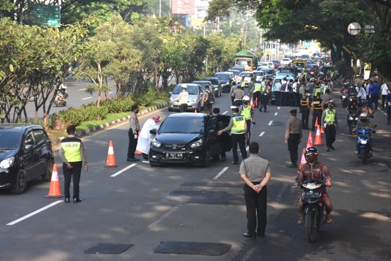 Hari Pertama PSBB Bandung,Kendaraan Dari Exit Tol Pasteur Mengular