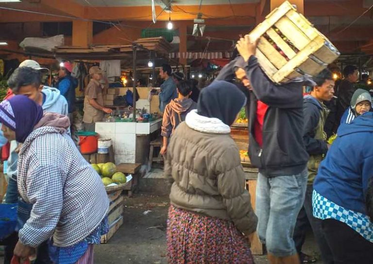 Pasar Tradisional Mulai Goyang, Kunjungan Ke Pasar Cipanas Turun 50 Persen
