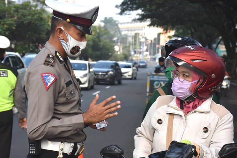 Video: Petugas Periksa KTP,KK dan Buku Nikah Selama PSBB