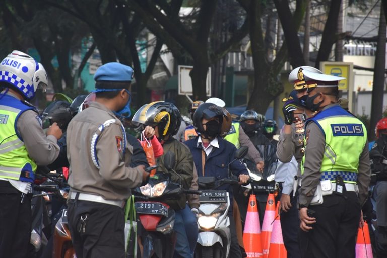 Pemotor Dominasi Pelanggaran Hari Pertama PSBB,Dalam Sejam Ribuan Teguran