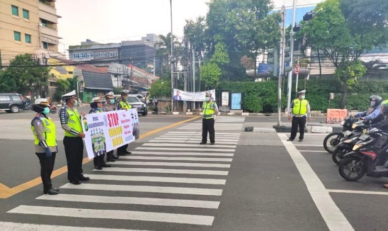 PSBB Resmi Diterapkan,Aparat Mulai Usir Kerumuman Orang di Jakarta