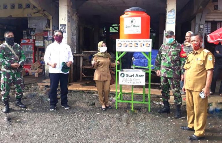 Sari Ater Pasang Wastafel di Tiga Titik Pasar Tradisional Cegah Covid-19