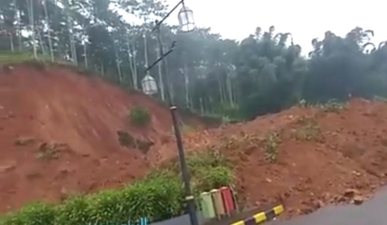 Video Detik-detik Tanah Longsor di Cianjur Selatan