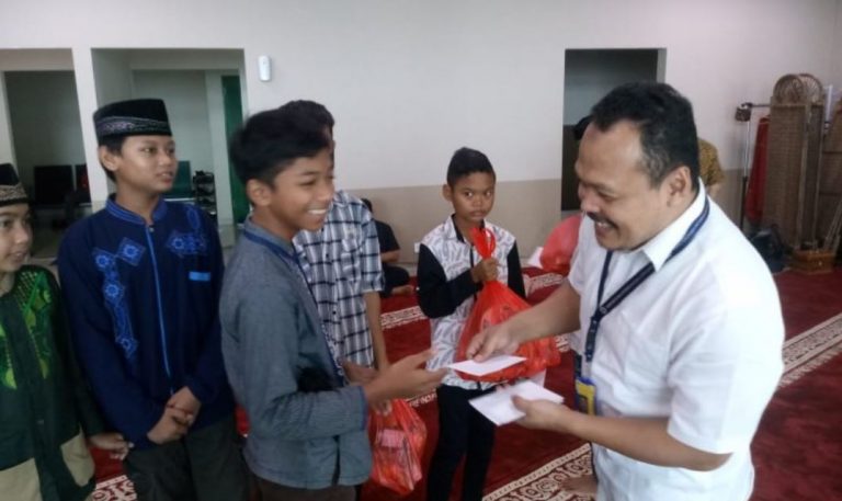 Bandara Kertajati Salurkan Bantuan Kepada Warga Sekitar