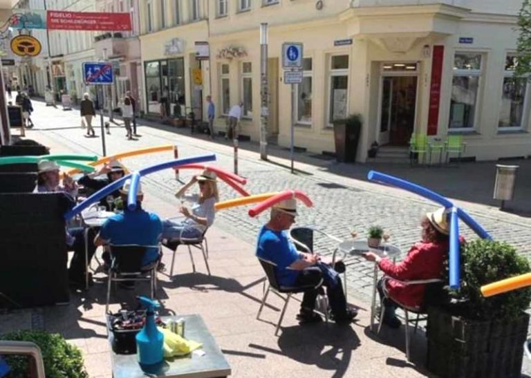 Pengunjung Cafe Di Jerman Ini Diharuskan Pakai ‘Baling-baling’