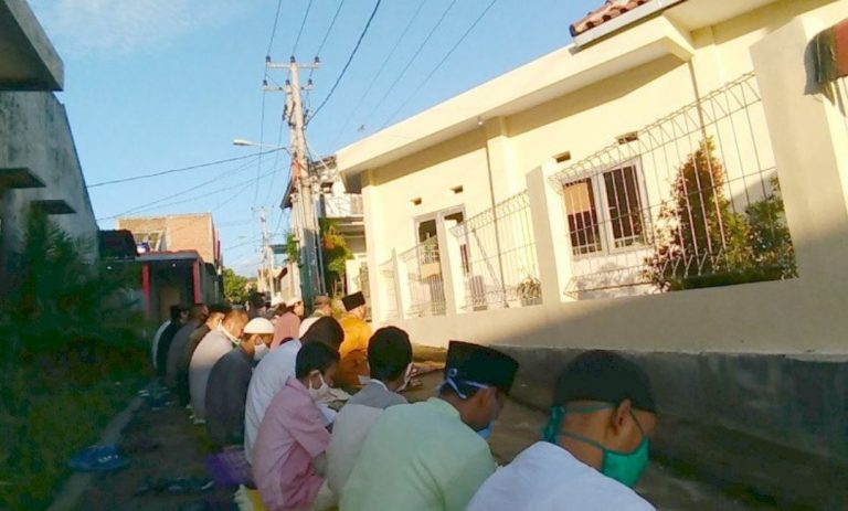 Terapkan Protokol Kesehatan,Umat Muslim Garut Shalat Ied di Masjid dan Lapangan