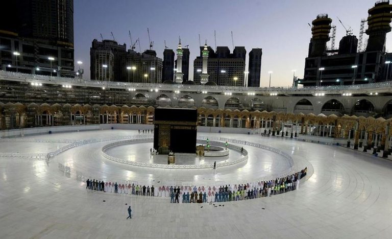 Arab Saudi Kembali Buka Masjid, Jamaah Sujud Syukur
