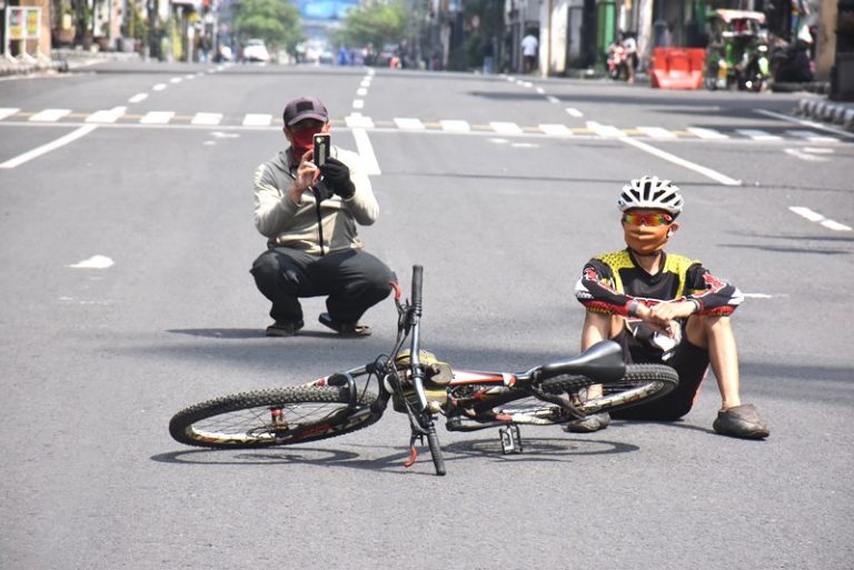 Selama PSBB,Jalan Asia-Afrika Bandung Menjadi Favorit Goweser