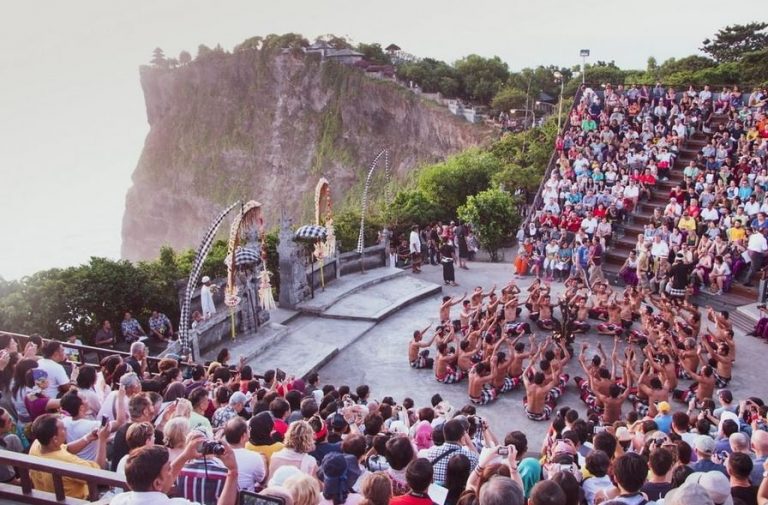 Pariwisata Bali dan Labuan Bajo Ditargetkan Buka Juli Mendatang