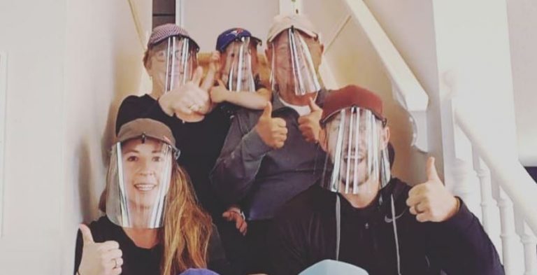 Plesiran Menggunakan Face Shield, Kenapa Tidak